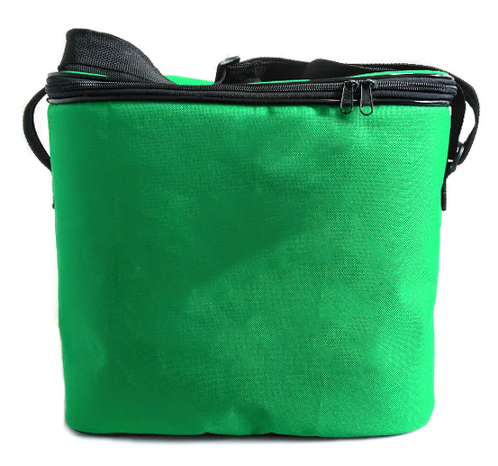 Bolsa Térmica com bolso interno em tela na tampa.